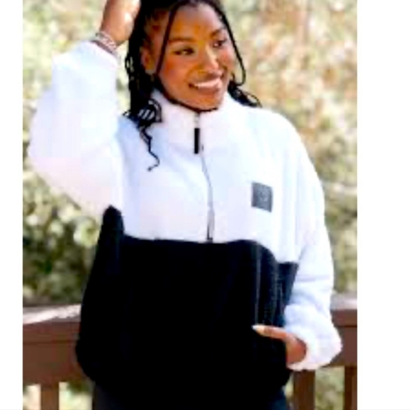 NWT Ivory Ella Black and White Colorblock Sherpa - Picture 1 of 12
